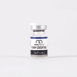 Mesoaroma Firm Cocktail Intenzivni učvršćujući koktel koji kombinuje vitamin C, DMAE i aktivne komponente poznate po doprinosu boljem tonusu i kompaktnijem, zategnutijem izgledu kože.